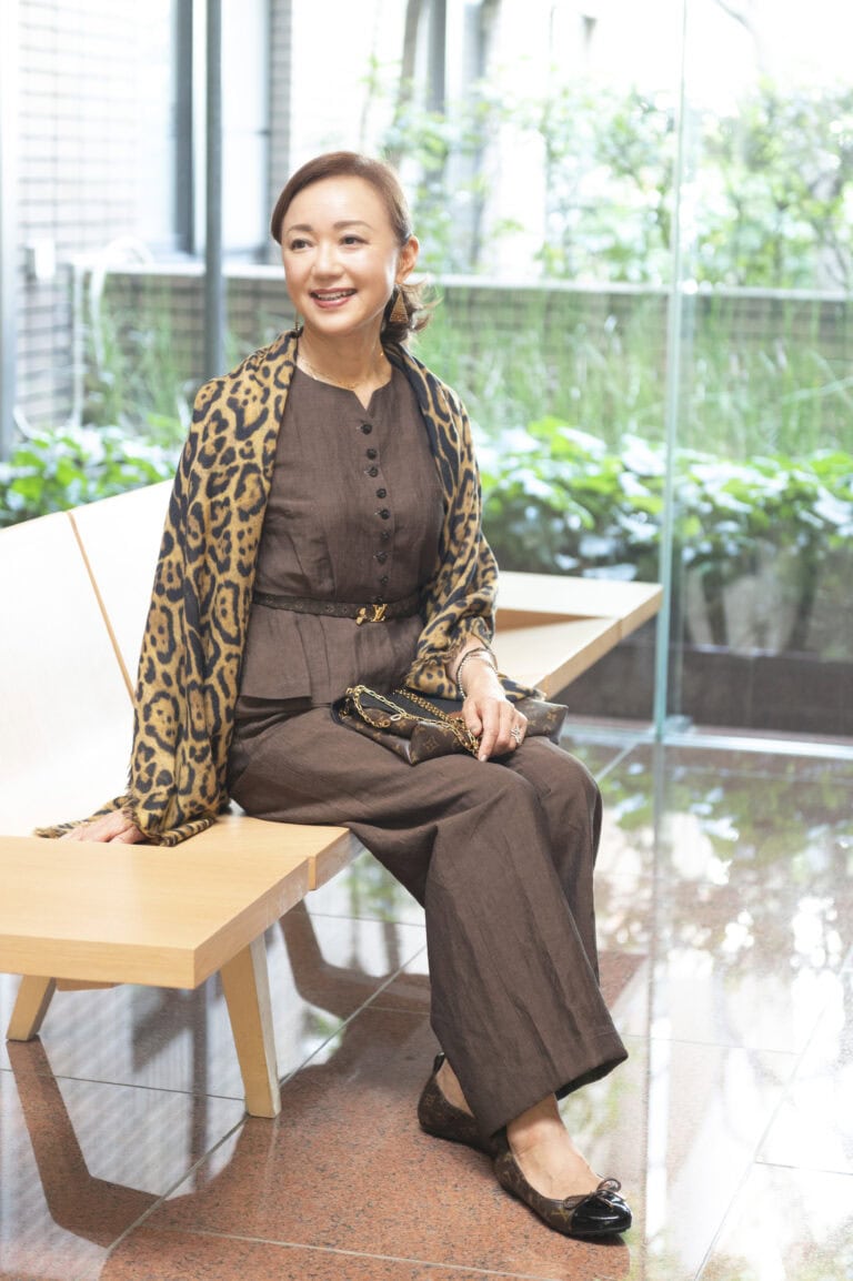 ジレ・パンツ･･･DAMA、ストール・バッグ・リング・シューズ・サングラス･･･ルイ・ヴィトン