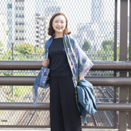 タンクトップ・ワイドパンツ･･･ユニクロ、 ストール・バッグ･･･ルイ・ヴィトン、 シューズ･･･fitfit