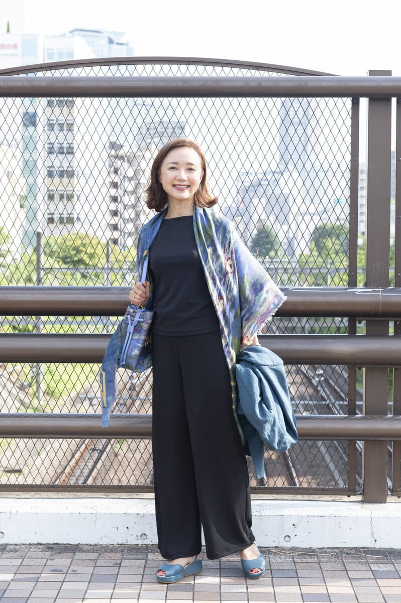 タンクトップ・ワイドパンツ･･･ユニクロ、 ストール・バッグ･･･ルイ・ヴィトン、 シューズ･･･fitfit