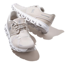 スニーカー¥18,700／オン（オン・ジャパン）