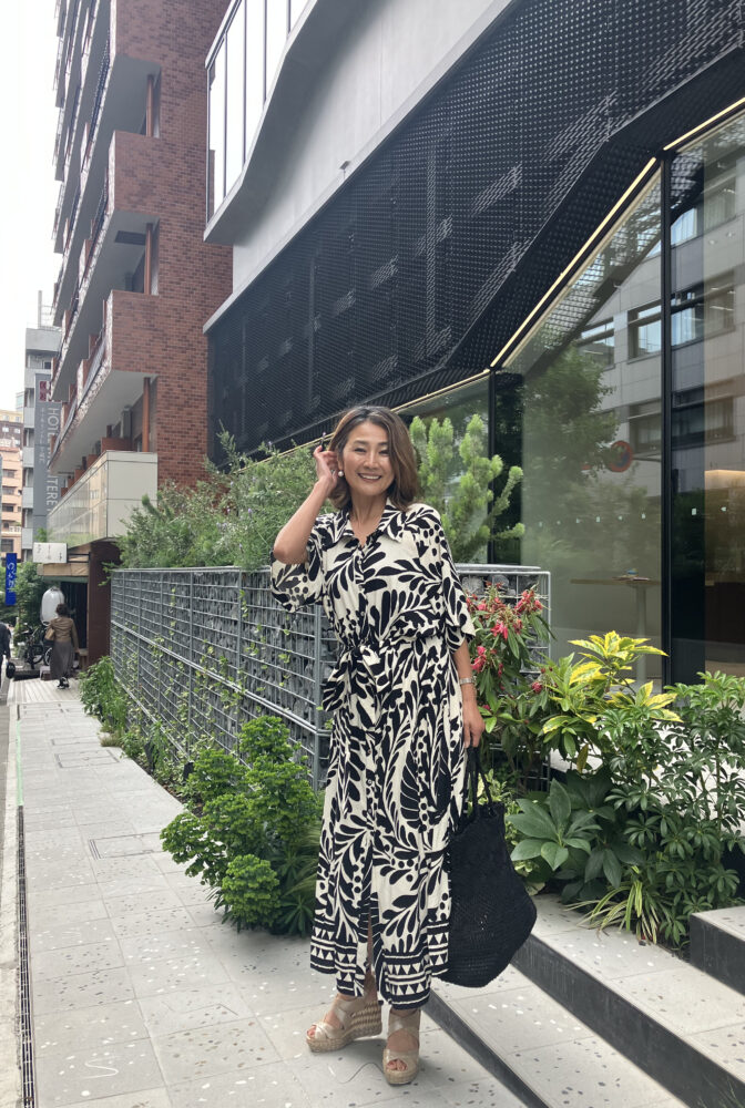 【60代お手本スナップ】「H&M」のワンピースが主役！モノトーンでまとめた上品＆リラックスコーデ