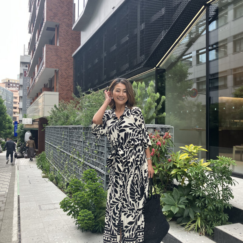 【60代お手本スナップ】「H&M」のワンピースが主役！モノトーンでまとめた上品＆リラックスコーデ