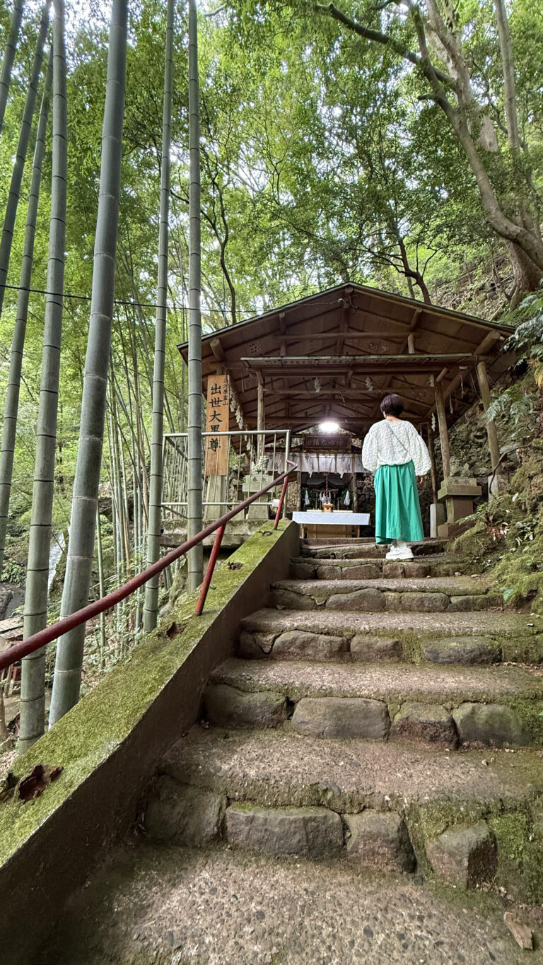 出世大黒尊が滝の右手に祀られています