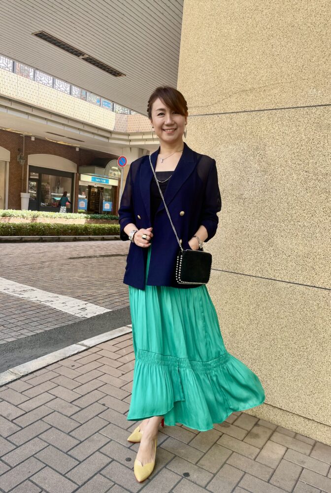 【60代お手本スナップ】きちんとコーデのアクセントに！「ZARA」のカラースカートをさりげなく着こなす打ち合わせスタイル