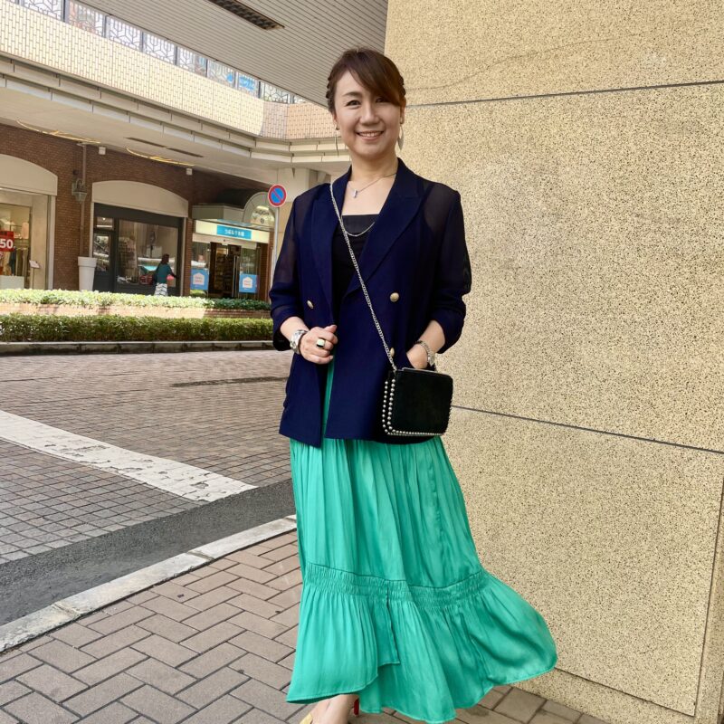 【60代お手本スナップ】きちんとコーデのアクセントに！「ZARA」のカラースカートをさりげなく着こなす打ち合わせスタイル