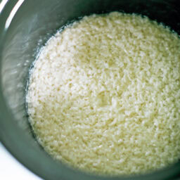【1】炊飯器の内釜に材料をすべて入れ、混ぜ合わせる。内釜に濡れ布巾をかけて炊飯器を保温状態にし、ふたを開けたまま6時間おく。