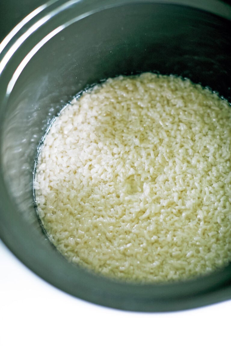 【1】炊飯器の内釜に材料をすべて入れ、混ぜ合わせる。内釜に濡れ布巾をかけて炊飯器を保温状態にし、ふたを開けたまま6時間おく。