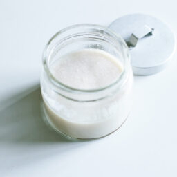 米麴と湯を混ぜ、炊飯器で保温するだけで作れる甘麹。そのまま飲んだり、砂糖の代わりに活用したりと使い勝手も◎。