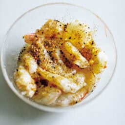 えびは片栗粉と塩で洗って酒と卵白をからめると、臭みが抑えられてプリッとした食感に。