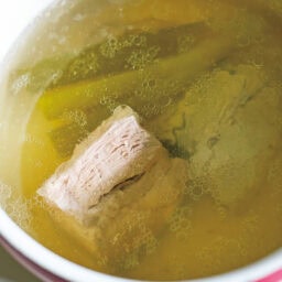 豚肉はゆでた後に鍋から取り出さず、ゆで汁の中でゆっくり冷ますことが大事。