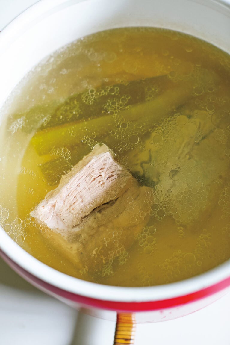 豚肉はゆでた後に鍋から取り出さず、ゆで汁の中でゆっくり冷ますことが大事。