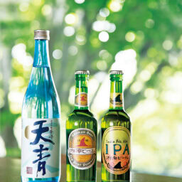 暑い時期におすすめの熊澤酒造のお酒は、軽やかな飲み口がクセになる「千峰天青夏純米吟醸（720㎖）」¥1,969（写真左）、「湘南ビール・ピルスナー（300㎖）」¥594（写真中央）、「湘南ビール・IPA−アメリカンスタイル−（300㎖）」¥605（写真右）など。