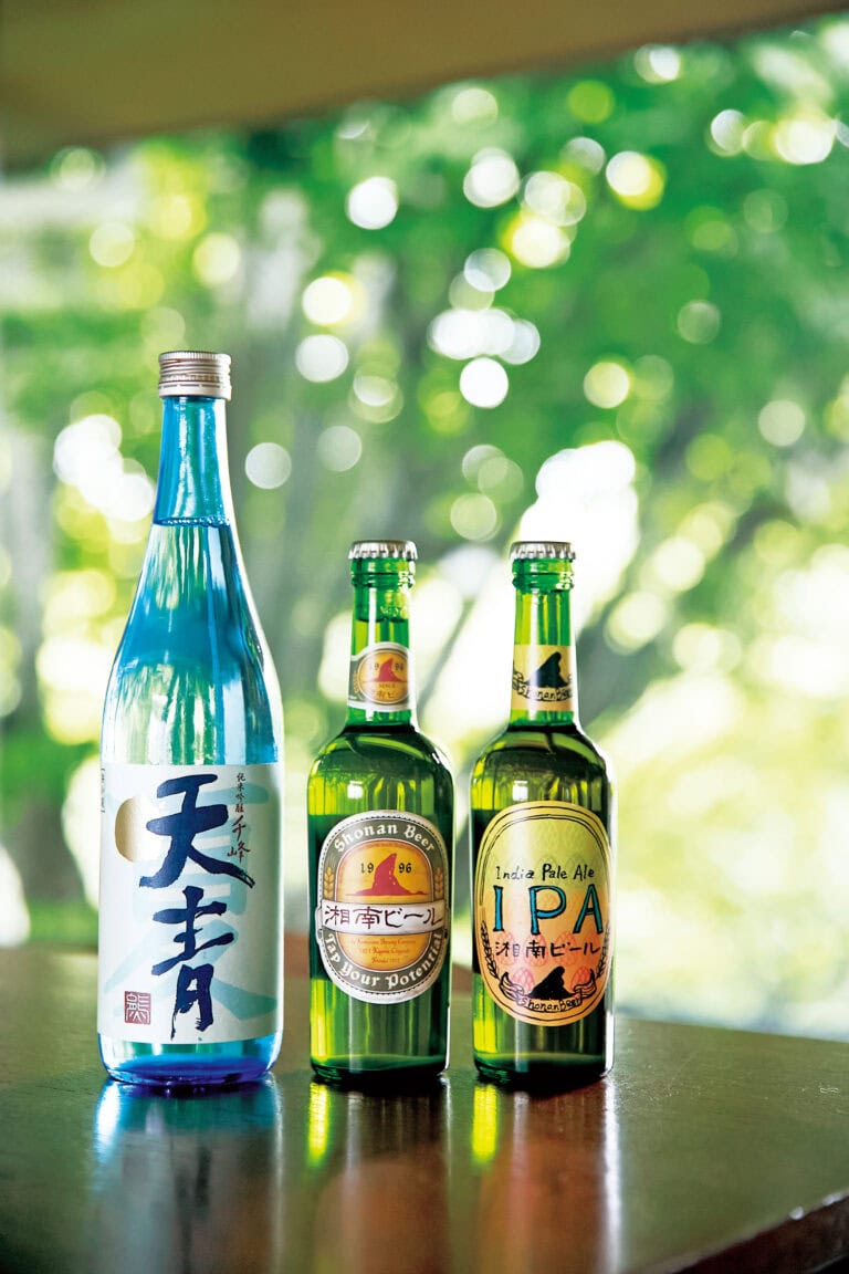 暑い時期におすすめの熊澤酒造のお酒は、軽やかな飲み口がクセになる「千峰天青夏純米吟醸（720㎖）」¥1,969（写真左）、「湘南ビール・ピルスナー（300㎖）」¥594（写真中央）、「湘南ビール・IPA−アメリカンスタイル−（300㎖）」¥605（写真右）など。