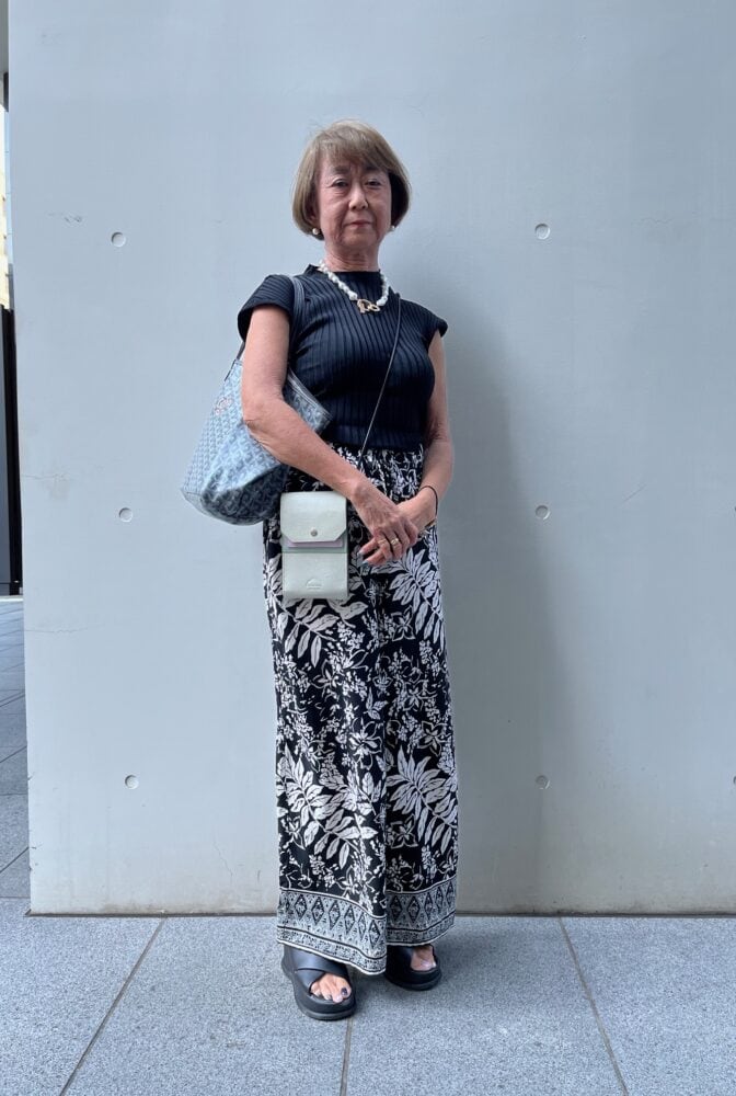 【60代お手本スナップ】大柄のパンツもモノトーンなら着こなしやすい！トップスをコンパクトにしたスタイルアップコーデ