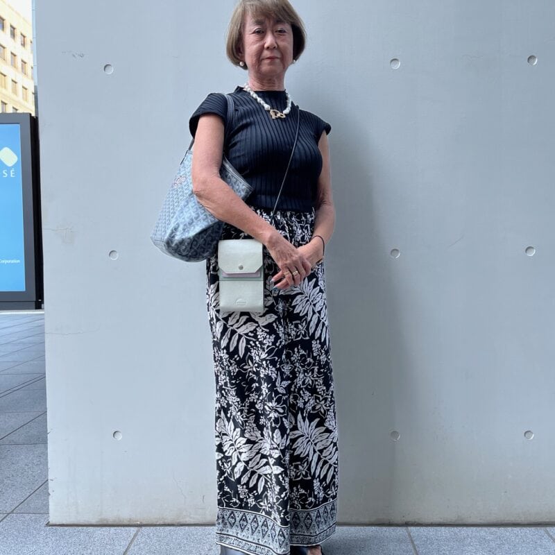 【60代お手本スナップ】大柄のパンツもモノトーンなら着こなしやすい！トップスをコンパクトにしたスタイルアップコーデ