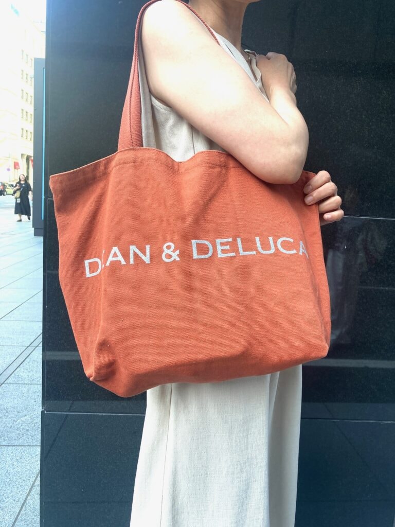 バッグはDEAN & DELUCA