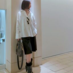 コットンシャツ／ZARA、 バミューダショーツ／ZARA、 バッグ／Louis Vuitton、 パテントブーツ／Marc Jacobs