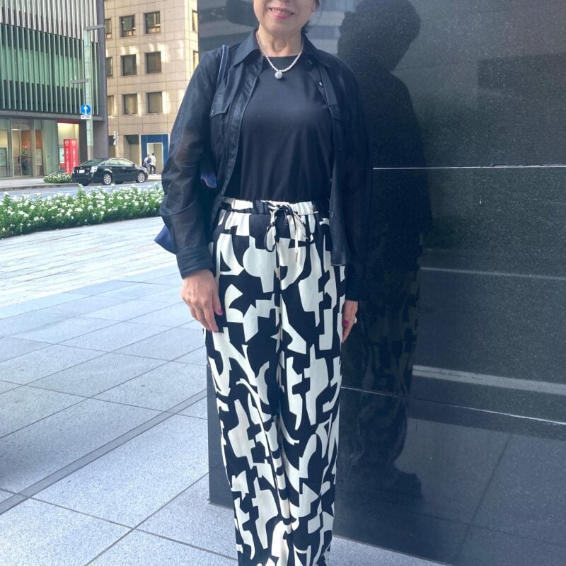 【60代お手本スナップ】大柄パンツで元気な印象に！シアートップスで軽やかに魅せるモノトーンコーデ