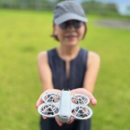 ドローンを手に持つ小西まどかさん