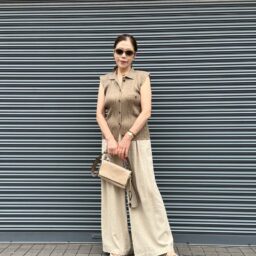 ワイドパンツ：ZARA トップス：イッセイ ミヤケ サンダル: GU バッグ: ステラマッカートニー サングラス: マックスマーラ