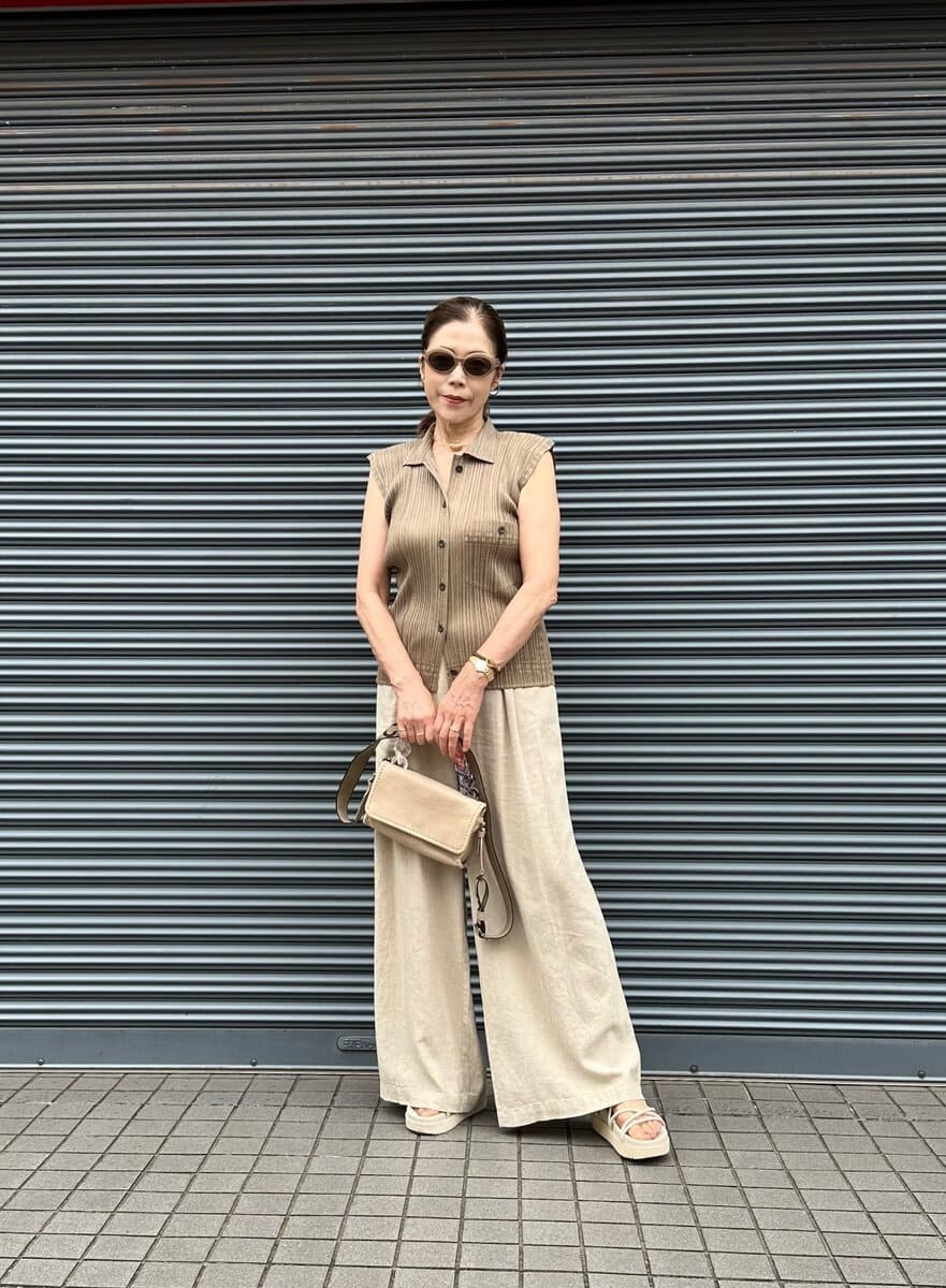 ワイドパンツ：ZARA トップス：イッセイ ミヤケ サンダル: GU バッグ: ステラマッカートニー サングラス: マックスマーラ