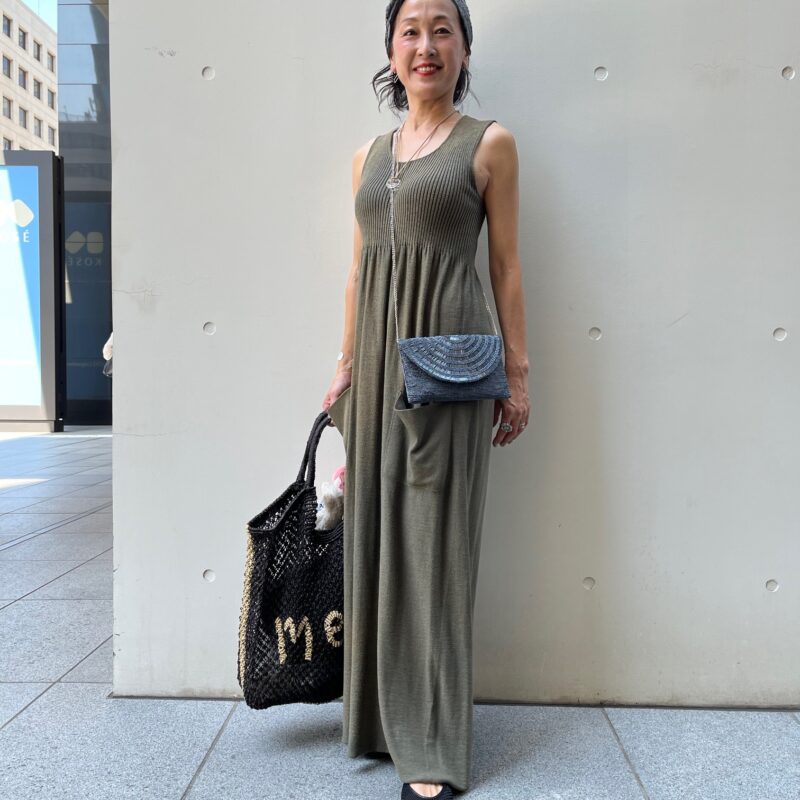 【60代お手本スナップ】カーキカラーで秋を先取り！一枚で決まるワンピースは小物をスパイスにしておしゃれを底上げ！