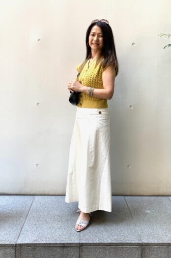 【60代お手本スナップ】温かみのある秋色ニットで品良くまとめる「LOUNIE」のスカートコーデ