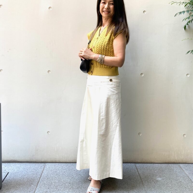 【60代お手本スナップ】温かみのある秋色ニットで品良くまとめる「LOUNIE」のスカートコーデ