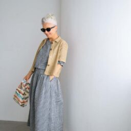カーディガン¥24,200／ハリス（金万）、ブラウス¥2,990、スカート¥3,990／ともにユニクロ、バッグ¥30,800／カステラーノ、サングラス¥27,500／ブリース（ともにフラッパーズ）、靴¥59,400／ネブローニ