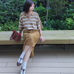 ニットポロシャツ／GU、 レーススカート／antiqua、 レースソックス／GU、 ムートンバッグ／CHANEL、 バックストラップサンダル／PRADA
