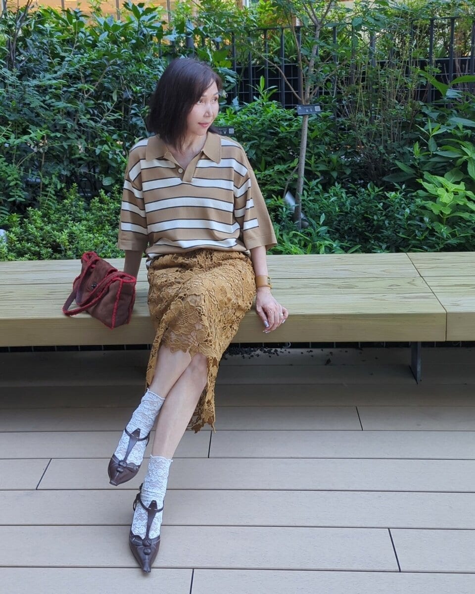 ニットポロシャツ/GU、 レーススカート/antiqua、 レースソックス/GU、 ムートンバッグ/CHANEL、 バックストラップサンダル/PRADA