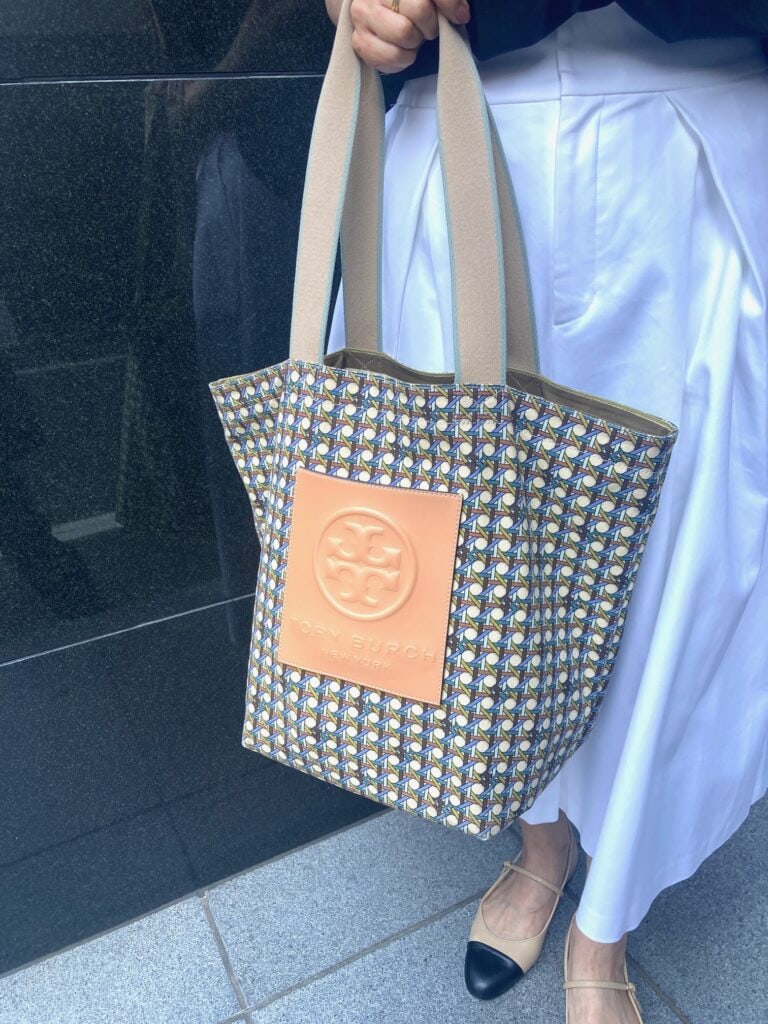 バッグはTORY BURCH