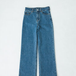 ストレッチデニムパンツ ¥33,000／ツル バイ マリコ オイカワ