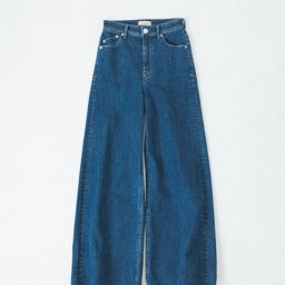 デニムパンツ¥31,900／ヤヌーク（カイタックインターナショナル）