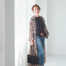 デニムパンツ¥37,400／アッパーハイツ、ブラウス¥17,600／ハウント（ともにゲストリスト）、ロングシャツ※キャミソールワンピースつき¥32,000／バナナ・リパブリック、バッグ¥37,500／トゥティエ、コインポケットバッグ¥11,550／アーカイブエプク、ミュール¥33,000／銀座かねまつ（銀座かねまつ6丁目本店）、ピアス¥11,000／ワンエーアールバイウノアエレ（ウノアエレ ジャパン）、リング¥8,470／ピルグリム（ズットホリック）