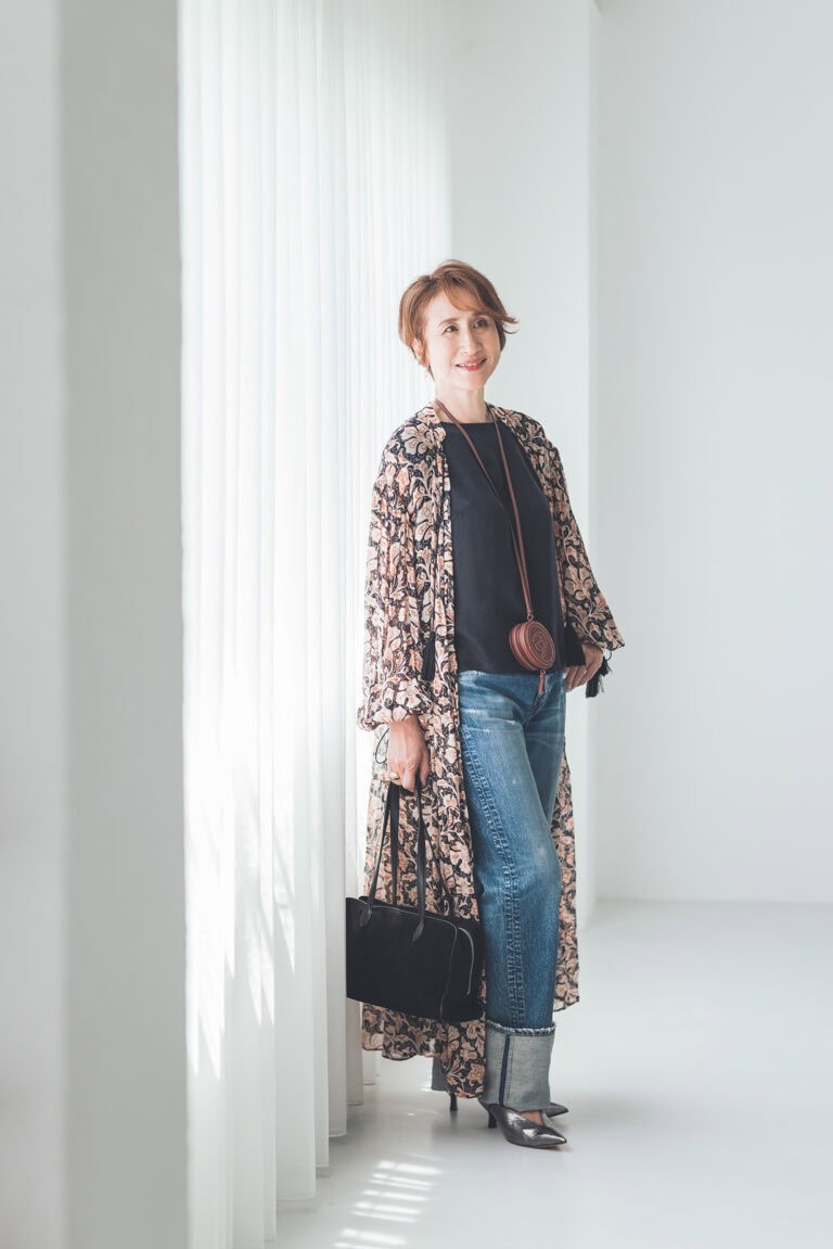 デニムパンツ¥37,400／アッパーハイツ、ブラウス¥17,600／ハウント（ともにゲストリスト）、ロングシャツ※キャミソールワンピースつき¥32,000／バナナ・リパブリック、バッグ¥37,500／トゥティエ、コインポケットバッグ¥11,550／アーカイブエプク、ミュール¥33,000／銀座かねまつ（銀座かねまつ6丁目本店）、ピアス¥11,000／ワンエーアールバイウノアエレ（ウノアエレ ジャパン）、リング¥8,470／ピルグリム（ズットホリック）