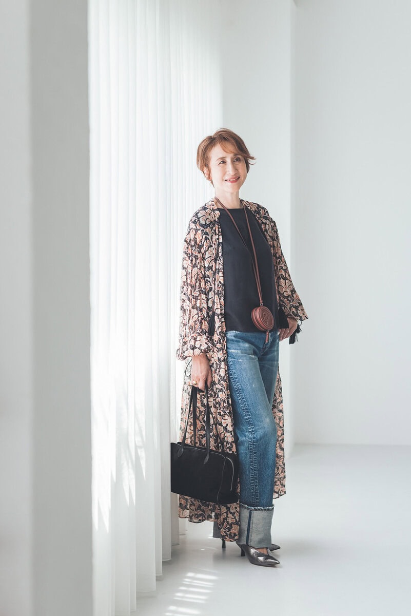 デニムパンツ¥37,400／アッパーハイツ、ブラウス¥17,600／ハウント（ともにゲストリスト）、ロングシャツ※キャミソールワンピースつき¥32,000／バナナ・リパブリック、バッグ¥37,500／トゥティエ、コインポケットバッグ¥11,550／アーカイブエプク、ミュール¥33,000／銀座かねまつ（銀座かねまつ6丁目本店）、ピアス¥11,000／ワンエーアールバイウノアエレ（ウノアエレ ジャパン）、リング¥8,470／ピルグリム（ズットホリック）