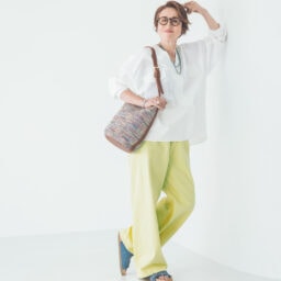 デニムパンツ¥37,400／ジェイドット（ジェイドット 自由が丘八雲店）、ブラウス¥15,400 ／ドゥクラッセ、バッグ¥60,500／ア ヴァケーション（ノーベルバ）、サンダル¥14,300 ／ミネトンカ（ミネトンカカスタマーセンター）、メガネ¥42,900／アイヴァン（アイヴァン 東京ギャラリー）、ピアス¥41,800、ブレスレット¥132,000／ともにウノアエレシルバー コレクション、リング¥19,800／ワンエーアールバイウノアエレ（すべてウノアエレ ジャパン）、ロングネックレス¥34,100、ネックレス¥25,300／ともにミキア