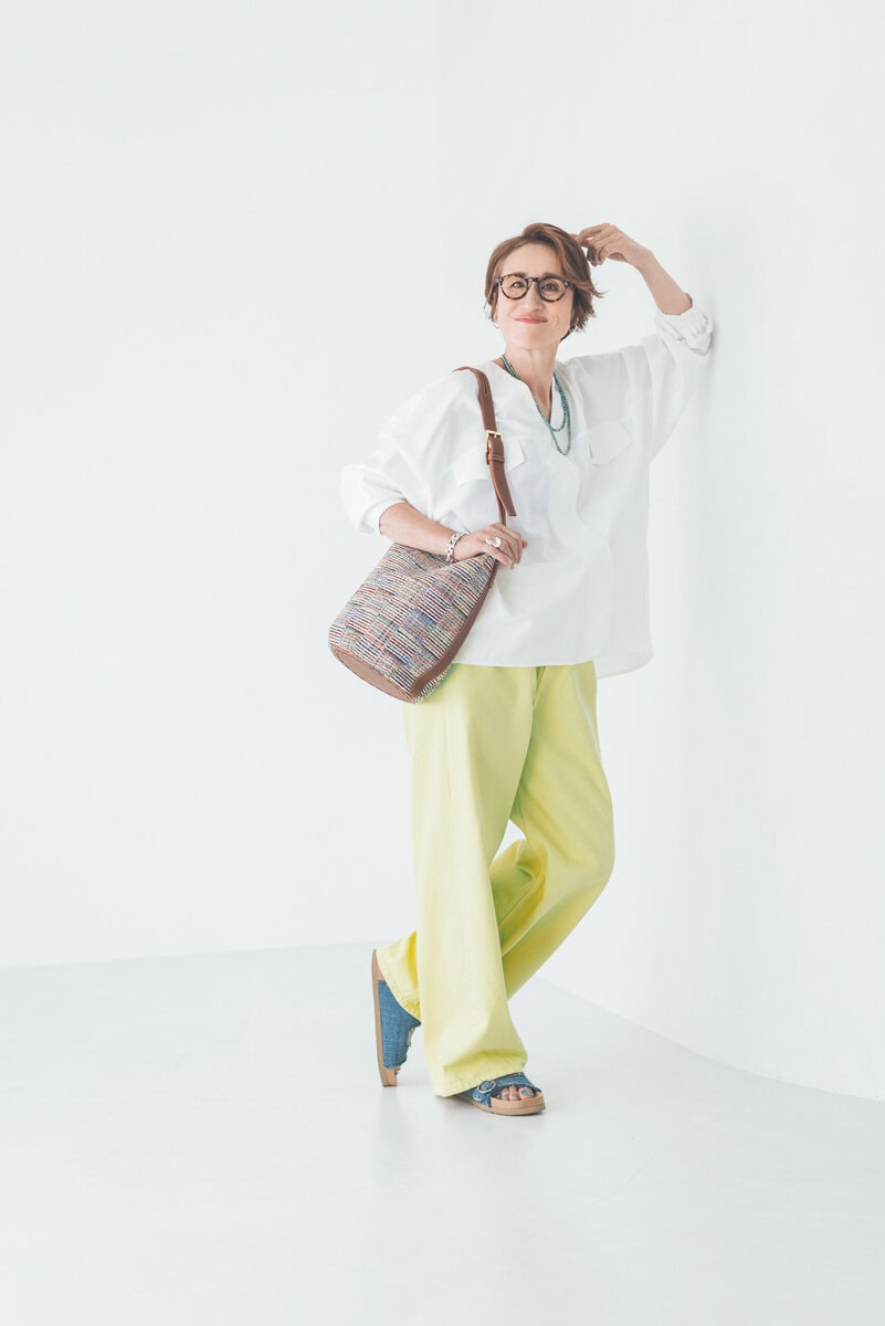 デニムパンツ¥37,400／ジェイドット（ジェイドット 自由が丘八雲店）、ブラウス¥15,400 ／ドゥクラッセ、バッグ¥60,500／ア ヴァケーション（ノーベルバ）、サンダル¥14,300 ／ミネトンカ（ミネトンカカスタマーセンター）、メガネ¥42,900／アイヴァン（アイヴァン 東京ギャラリー）、ピアス¥41,800、ブレスレット¥132,000／ともにウノアエレシルバー コレクション、リング¥19,800／ワンエーアールバイウノアエレ（すべてウノアエレ ジャパン）、ロングネックレス¥34,100、ネックレス¥25,300／ともにミキア