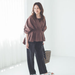 デニムパンツ※共布ベルトつき¥26,400／レッドカード トーキョー（ゲストリスト）、ブラウス¥18,700／ドゥクラッセ、ノースリーブニット¥6,930／アバハウス マヴィ（アバハウスインターナショナル オンラインストア）、バッグ¥45,100／ロフィア、サンダル¥15,950／ミネトンカ（ミネトンカカスタマーセンター）、サングラス¥50,600／アイヴァン（アイヴァン 東京ギャラリー）、ピアス¥6,600／アビステ