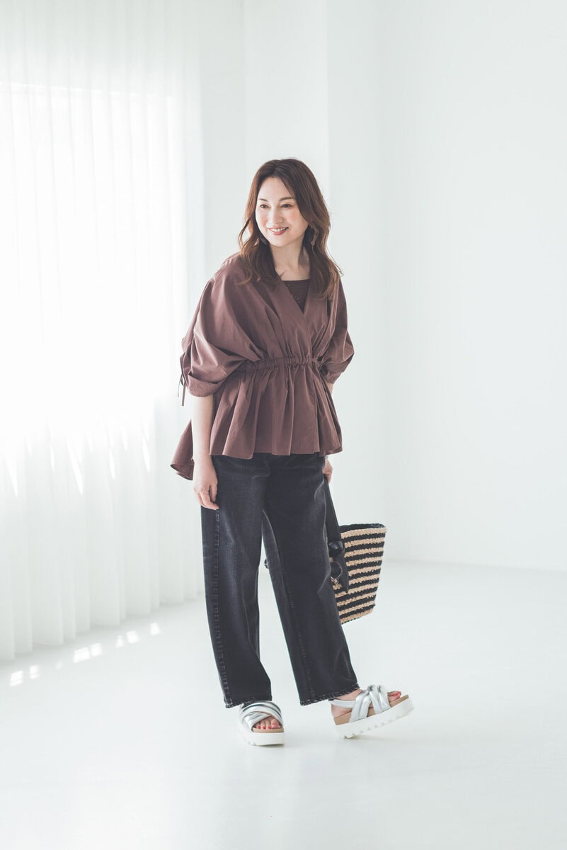 デニムパンツ※共布ベルトつき¥26,400／レッドカード トーキョー（ゲストリスト）、ブラウス¥18,700／ドゥクラッセ、ノースリーブニット¥6,930／アバハウス マヴィ（アバハウスインターナショナル オンラインストア）、バッグ¥45,100／ロフィア、サンダル¥15,950／ミネトンカ（ミネトンカカスタマーセンター）、サングラス¥50,600／アイヴァン（アイヴァン 東京ギャラリー）、ピアス¥6,600／アビステ