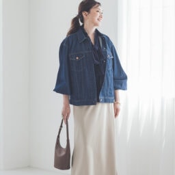 デニムジャケット¥15,900／ギャップ、ブラウス¥24,200／ドゥクラッセ、スカート¥22,000／ル フィル（ル フィル ニュウマン新宿）、バッグ¥33,000／ローソウル、サンダル¥26,400／ツル バイ マリコ　オイカワ、ピアス¥14,300、ブレスレット¥27,500／ともにワンエーアールバイウノアエレ（ウノアエレ ジャパン）、リング¥30,780