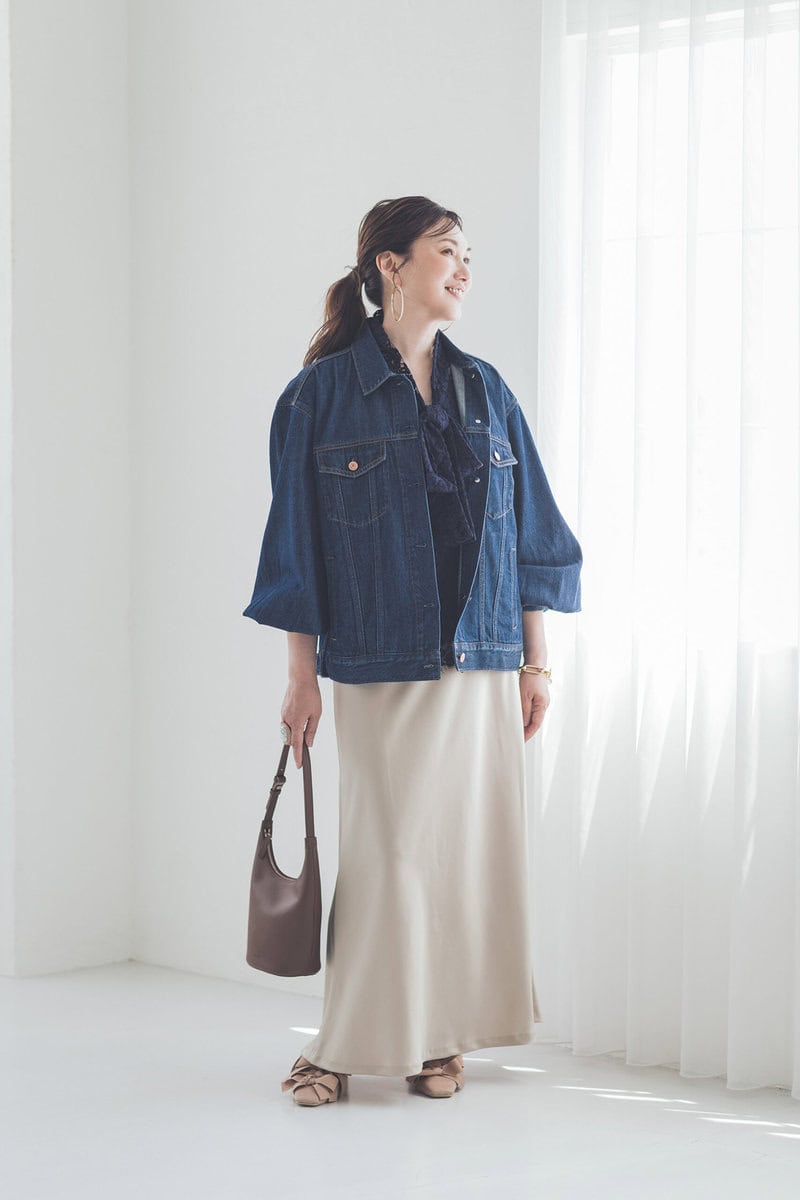 デニムジャケット¥15,900／ギャップ、ブラウス¥24,200／ドゥクラッセ、スカート¥22,000／ル フィル（ル フィル ニュウマン新宿）、バッグ¥33,000／ローソウル、サンダル¥26,400／ツル バイ マリコ　オイカワ、ピアス¥14,300、ブレスレット¥27,500／ともにワンエーアールバイウノアエレ（ウノアエレ ジャパン）、リング¥30,780