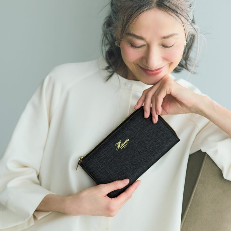 【付録速報】高級感も便利さも欲張りに！「ハリス」コラボの「L字ファスナー長財布」に注目！財布をおろすのにぴったりの開運日もチェック！【素敵なあの人2025年11月号付録】