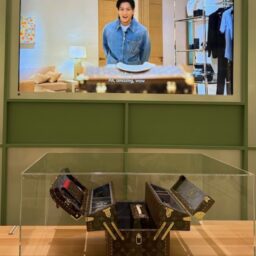 ルイ・ヴィトン『ビジョナリー・ジャーニー』展　平野紫耀さん特注トランク