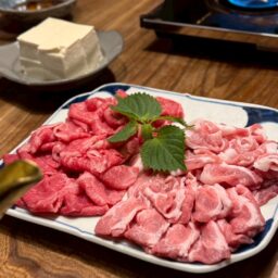 お肉：豚3種、宮崎のきなこ豚肩ロース、鹿児島黒豚ロースとバラ、牛２種、熊本あか牛ロース、長崎黒毛和牛ロース　豆腐好きのために、絹と木綿の豆腐