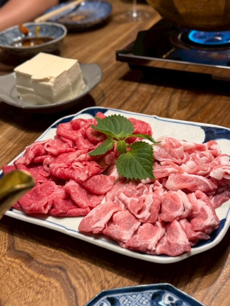 お肉：豚3種、宮崎のきなこ豚肩ロース、鹿児島黒豚ロースとバラ、牛２種、熊本あか牛ロース、長崎黒毛和牛ロース　豆腐好きのために、絹と木綿の豆腐