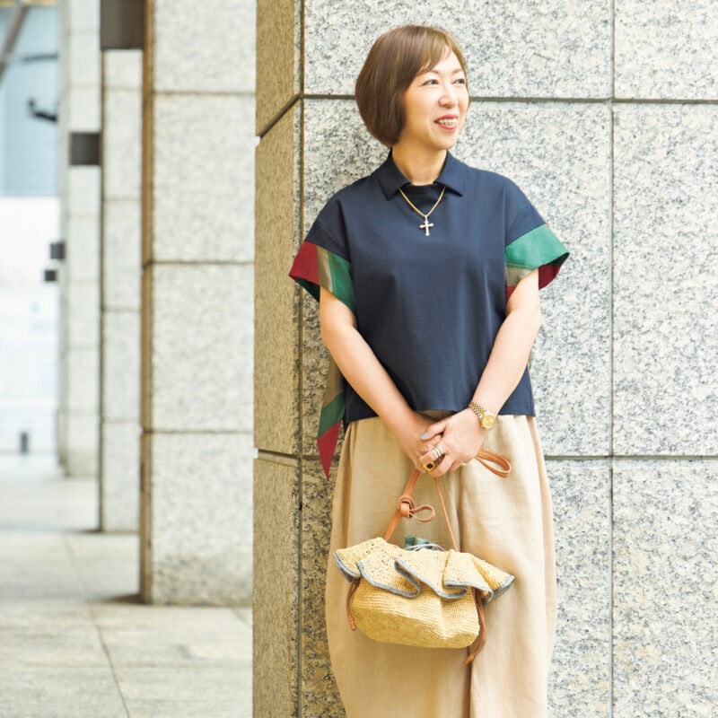 【60代お手本スナップワイドシルエットパンツを上品に着こなすには？揺れるリボントップスでトップスに視線を集めた甘すぎない大人可愛い着こなし〈大阪〉