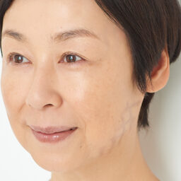 正面から見たときに交差した横線が見えないくらいの位置に入れるのがコツ。