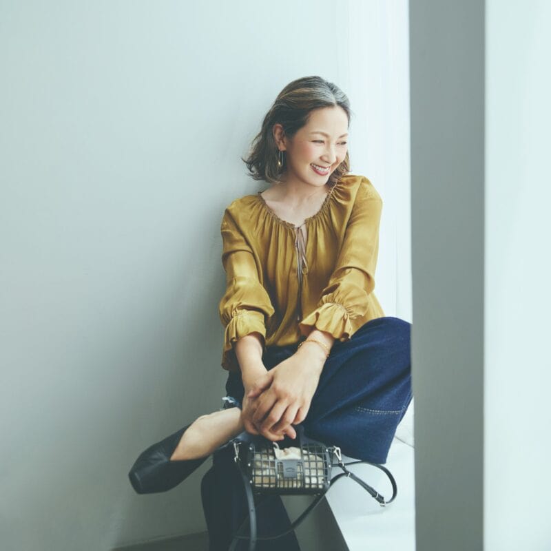 松本孝美さんが着こなす、秋のおしゃれに効くデザインブラウス4選【60代がおさえておきたい秋のトレンドファッション】